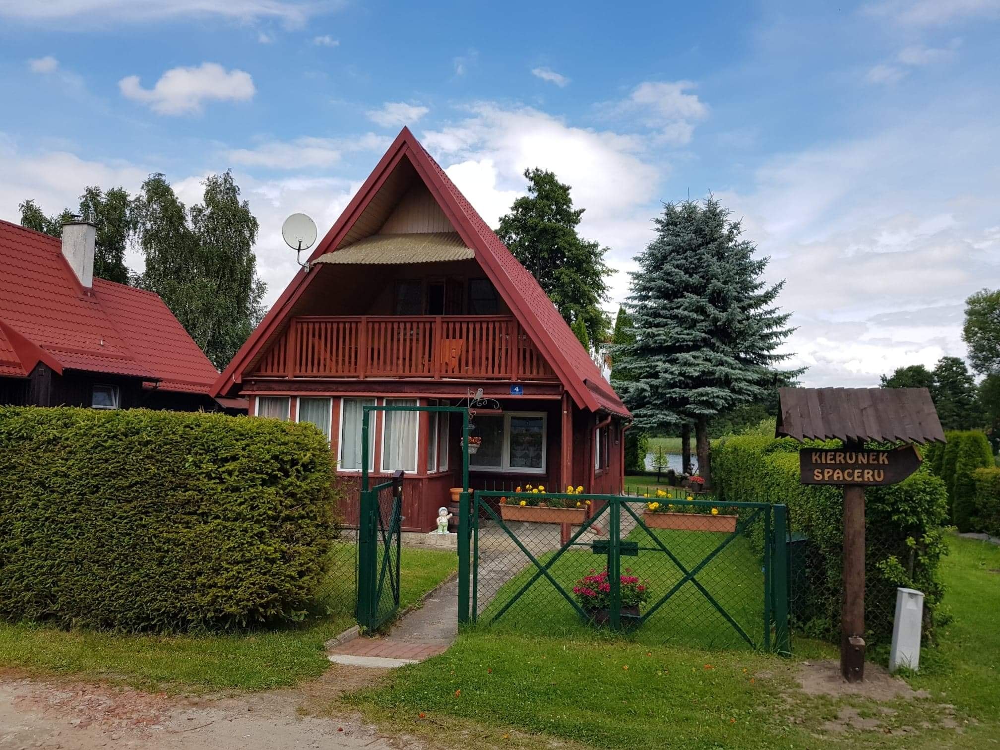 Domek letniskowy nad jeziorem linia brzegowa